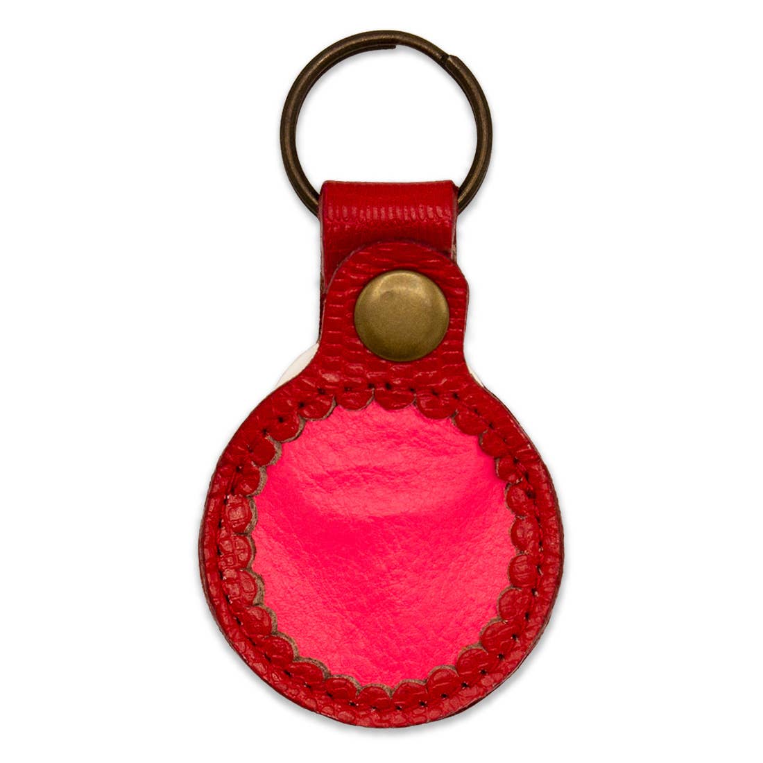 Anhänger für AirTags, runde Form, mit Ring oben und einem Knopf. Die Farben sind rot und pink.
