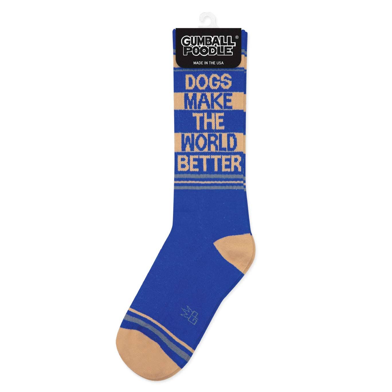 Ein Paar Socken in blau und beige. Die Aufschrift sagt Dogs make the world better. Oben am Ende der Socken ist ein Aufhänger und ein Namenstag zu sehen.