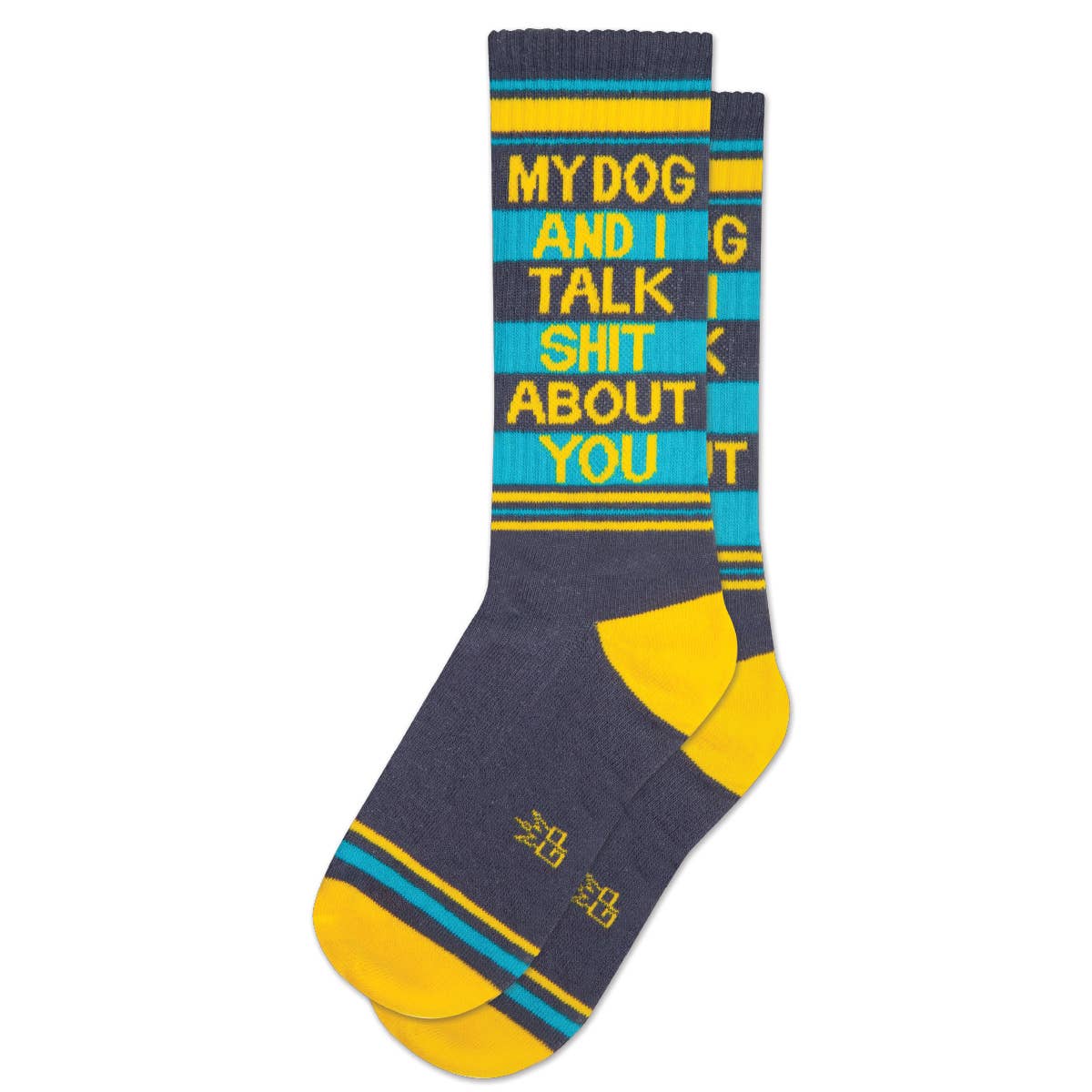 Ein Paar Socken in den Farben Dunkelgrau, gelb und Türkis. Die Aufschrift sagt My dog an I talk shit about you.