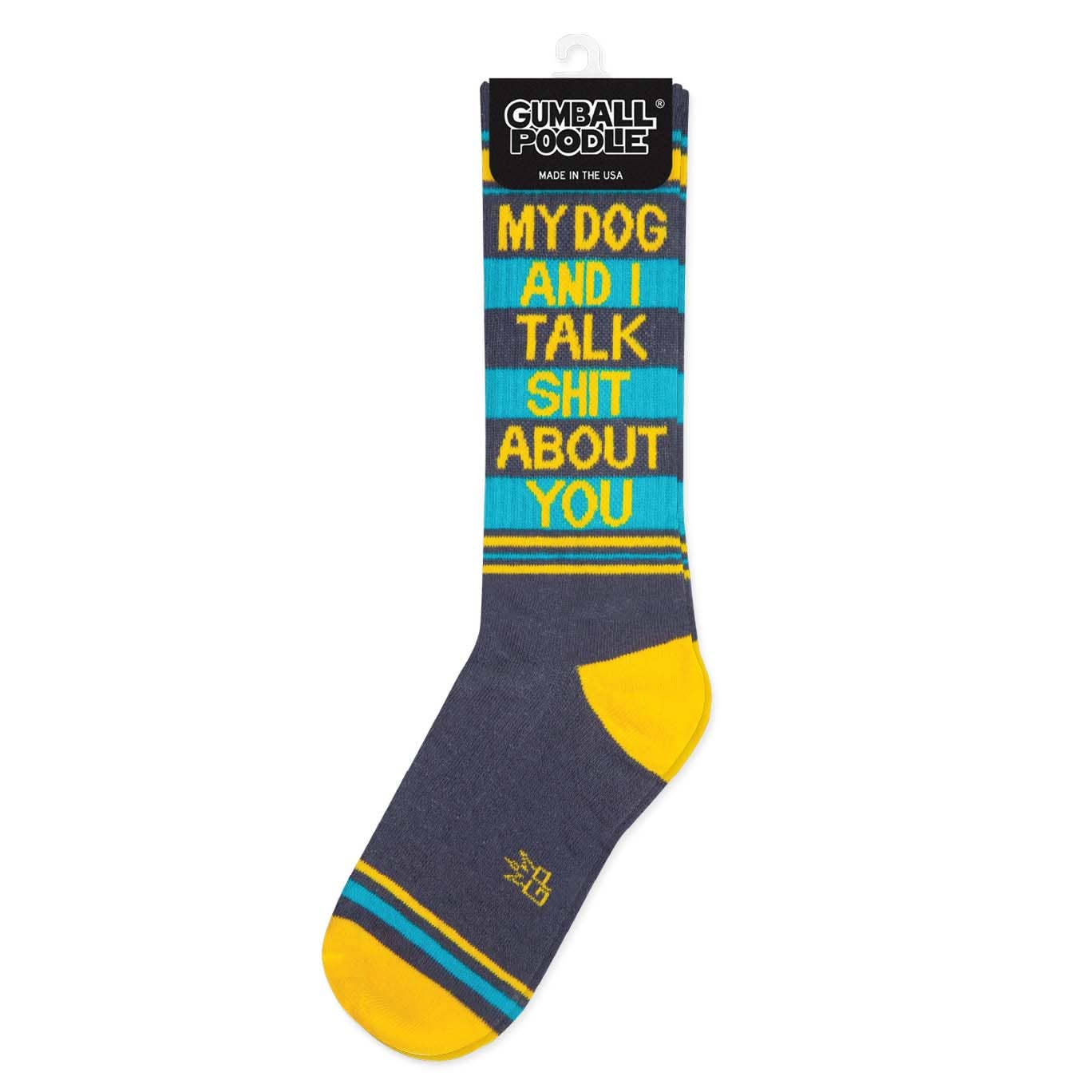 Ein Paar Socken in den Farben Dunkelgrau, gelb und Türkis. Die Aufschrift sagt My dog an I talk shit about you. Oben sind sie verbunden durch einen Aufhänger und einem Namenstag,