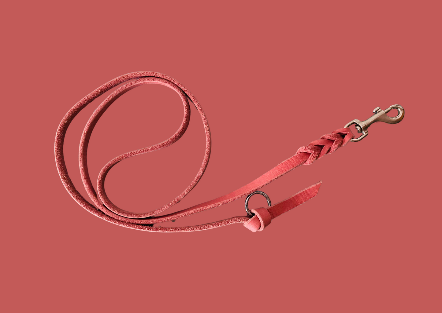 Hundeleine aus Leder in Himbeerrot mit silbernem Karabiner und Ring.