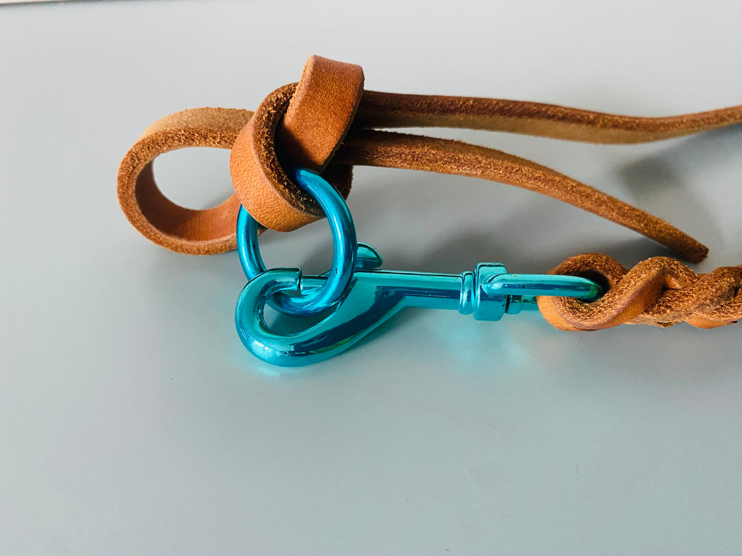 Karabiner und Ring in Türkis, Leder in Cognac
