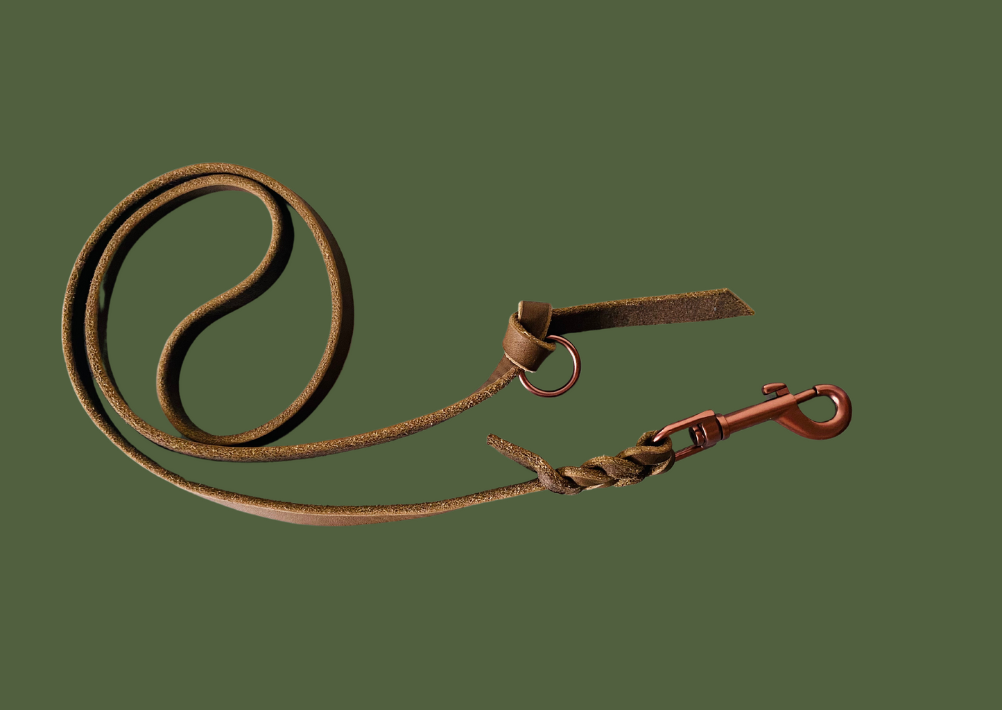 Hundeleine aus Leder in oliv mit Karabiner und Ring in mattem Braun