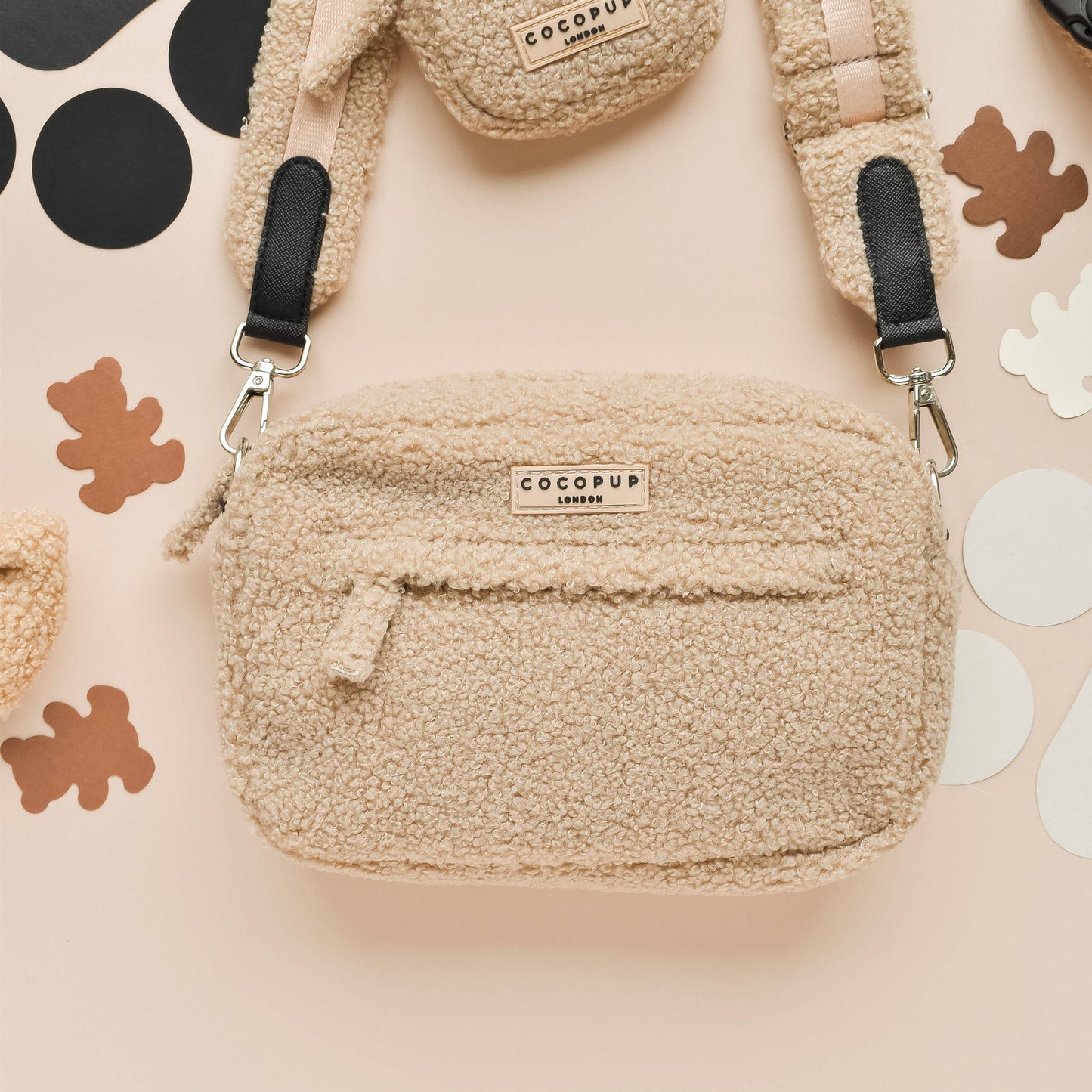 Tasche mit Träger und Reißverschluß. Das Material ist beige und ist Teddystoff.