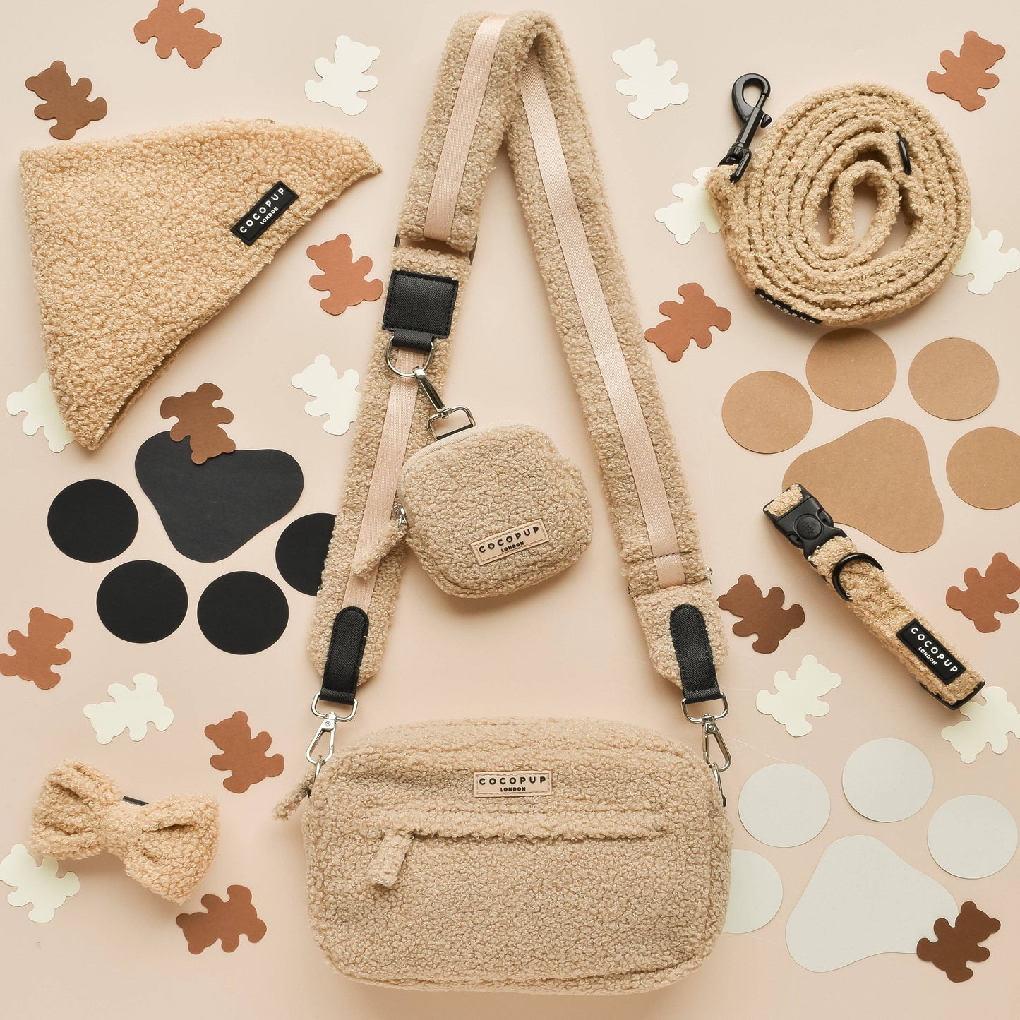 Mehrere Artikel in Teddystoff in beige, darunter eine Tasche, Leine, Halsband, Fliege und Halstuch.