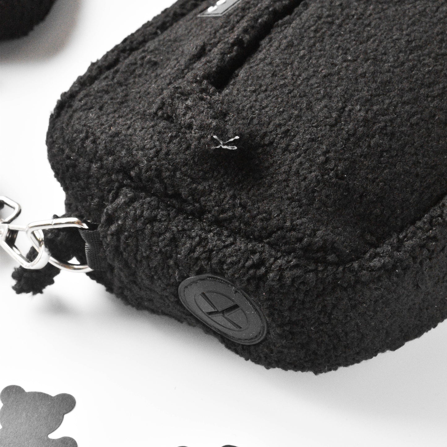 Schwarze Tasche aus Teddystoff, Detail der rechten Seite.