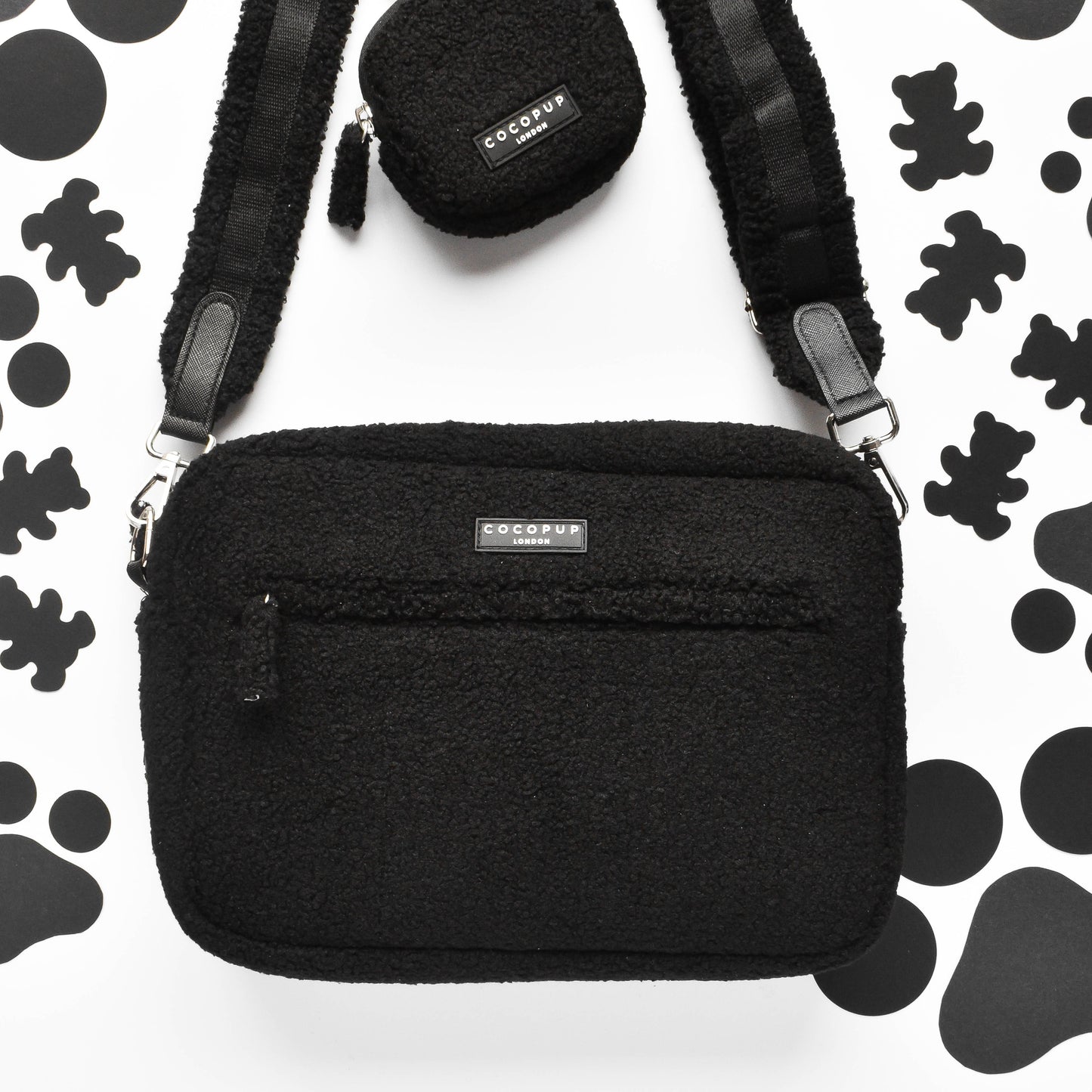 Tasche mit Träger und Reißverschluß. Das Material ist schwarz und ist Teddystoff.