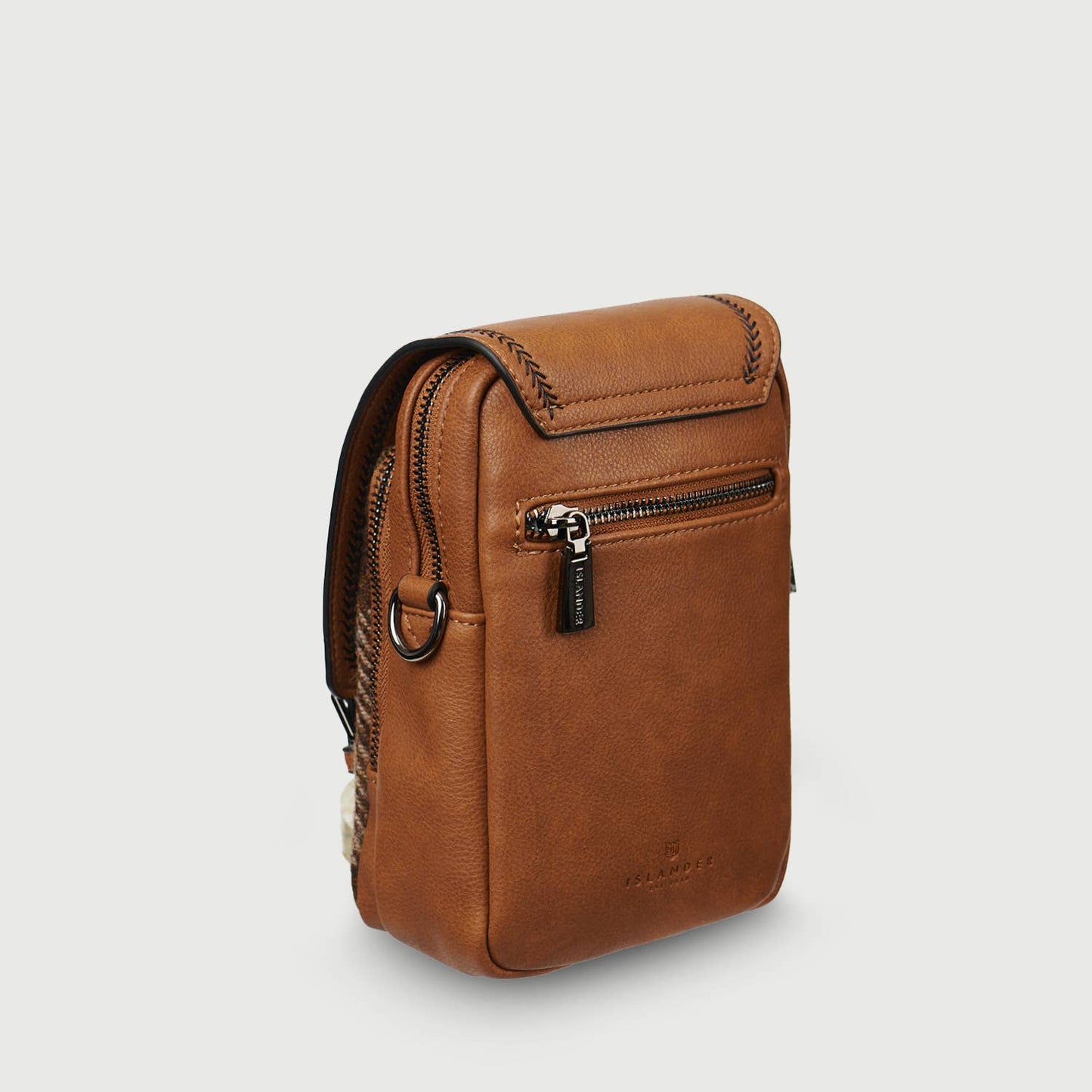 Tasche von hinten in braunem Leder mit zwei Reißverschlüssen.