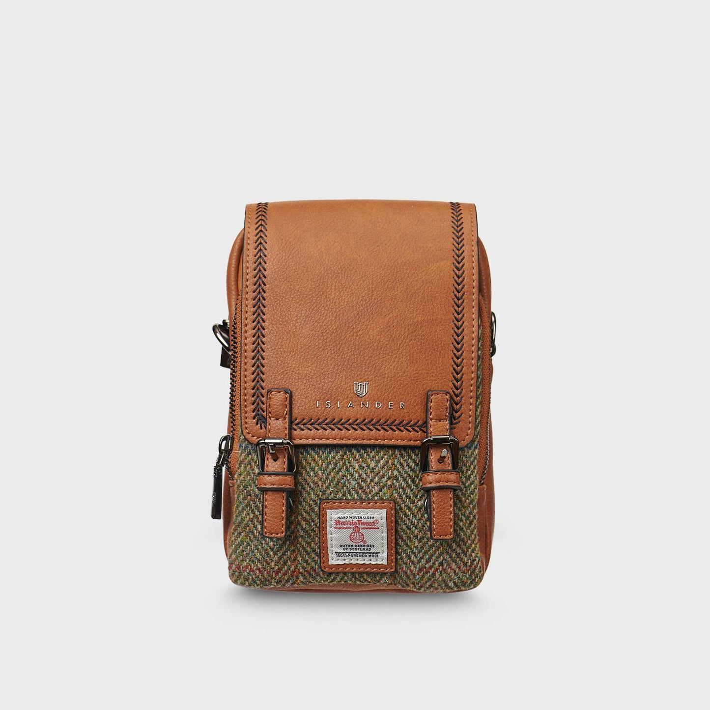 Kleine Tasche mit Lasche aus braunem Leder und zwei Verschlüssen. Darunter das Material ist Tweed in einem Fischgrätmuster.