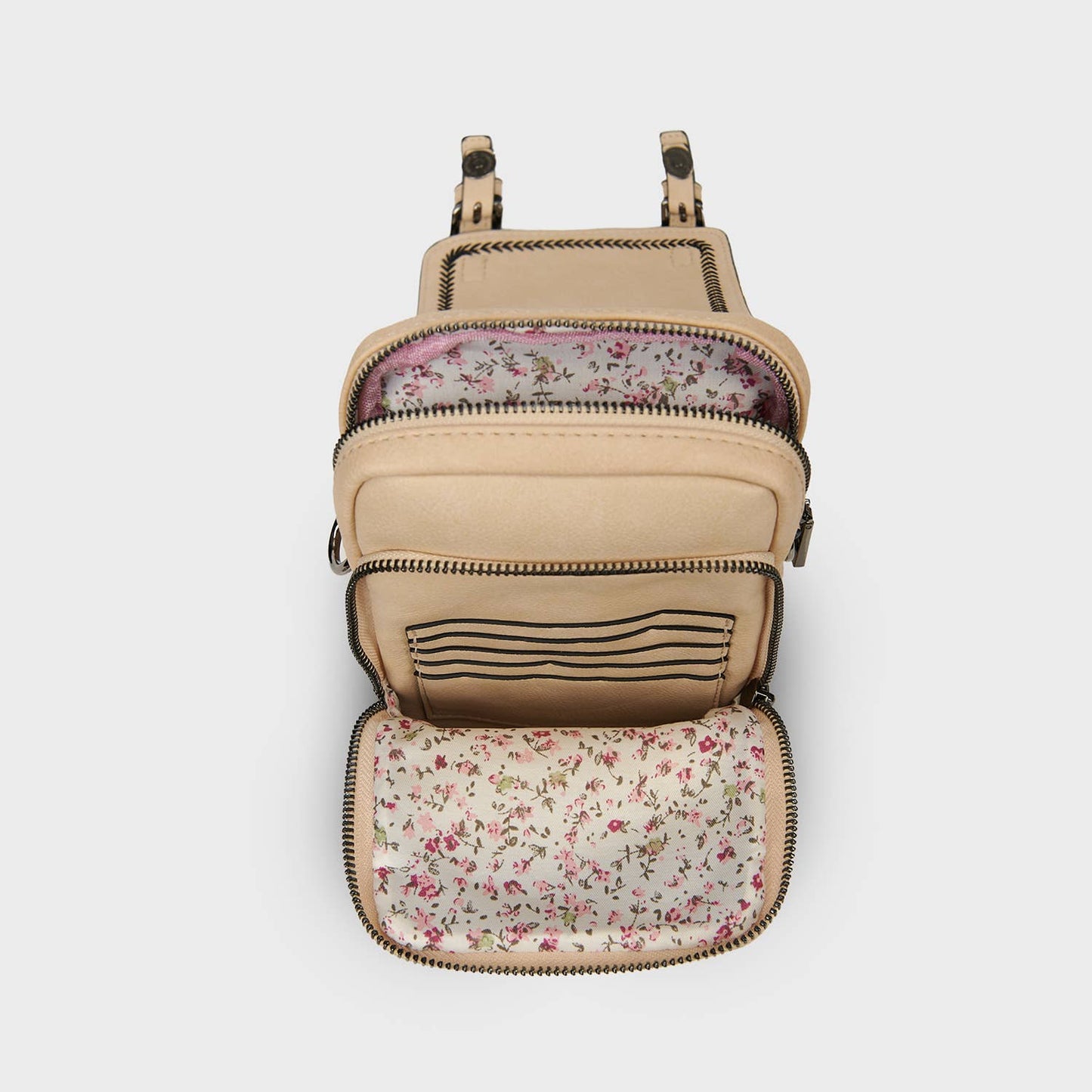 Geöffnete Tasche, zu sehen sind zwei Fächer mit blumigen Innenmuster.