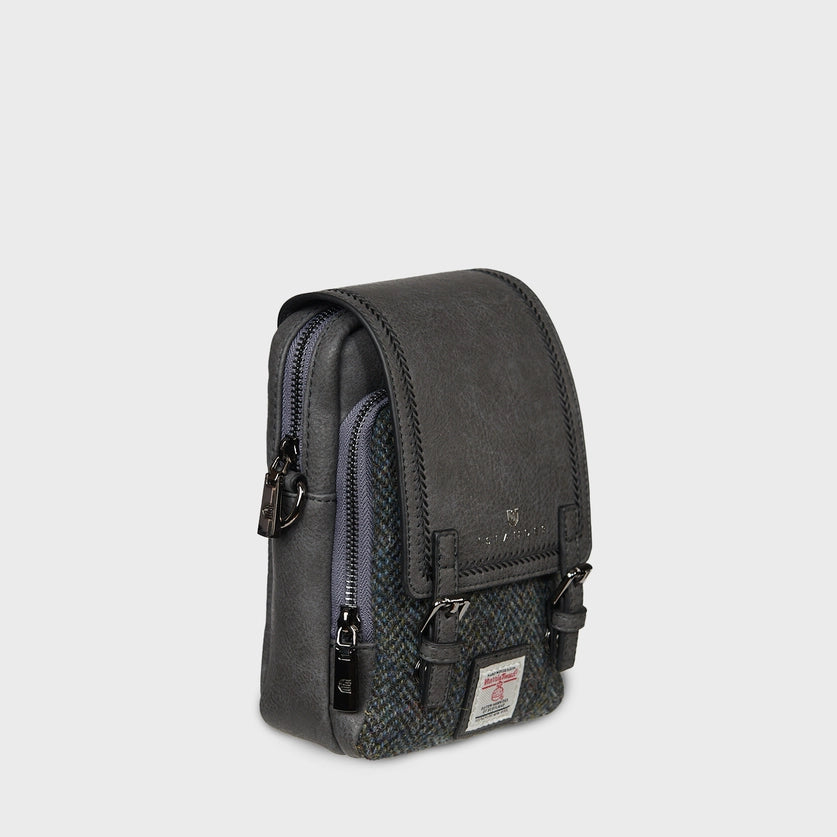 Kleine Tasche aus Leder und Tweed in schwarz von der Seite.