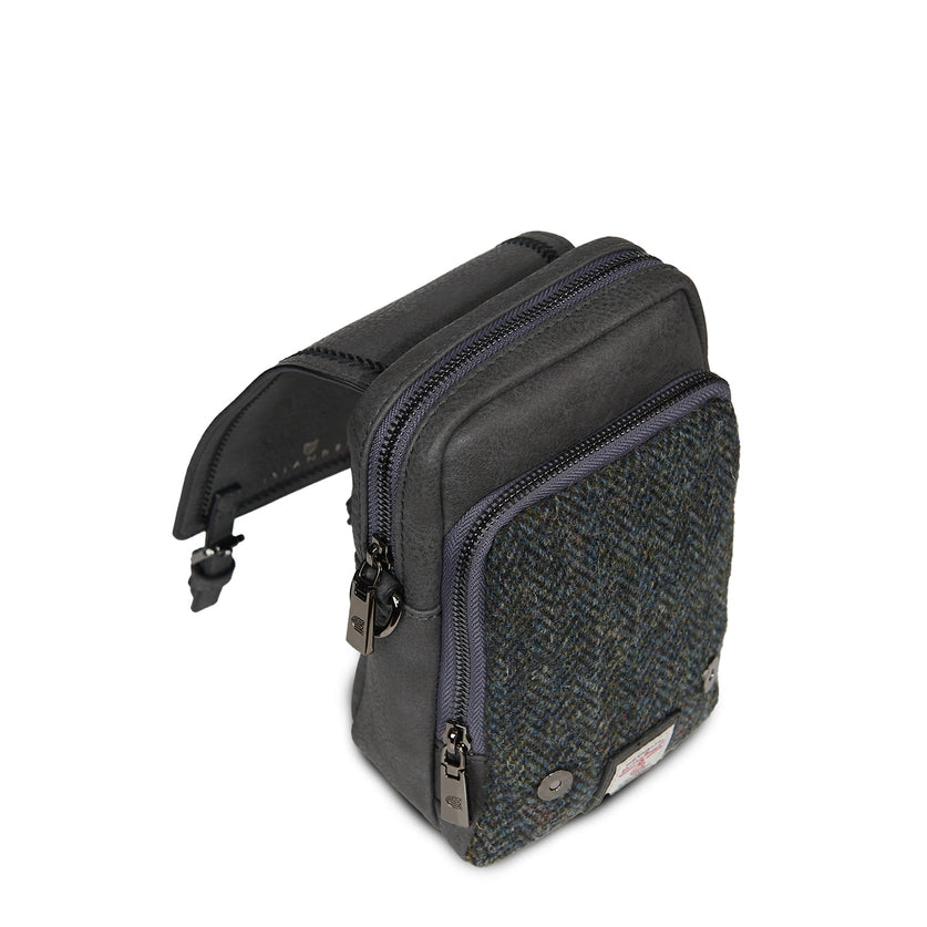 Kleine Tasche aus Leder und Tweed, zwei einzelne Fächer mit Reißverschluss geschlossen.