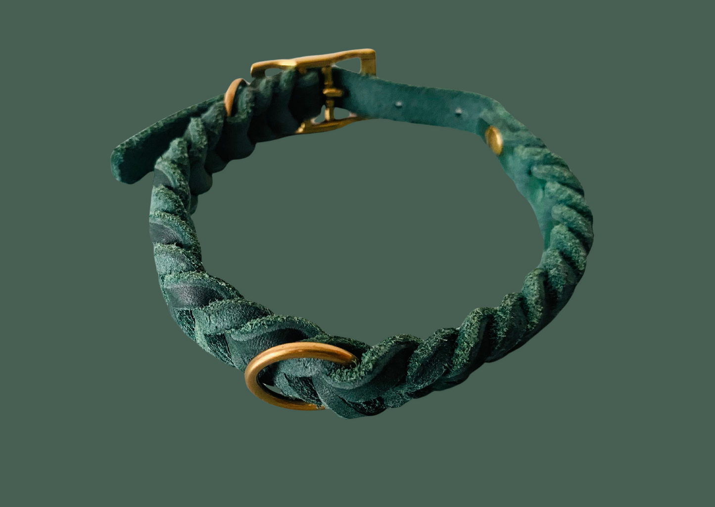 Halsband aus Leder geflochten in der Farbe Waldgrün mit Verschluß und Ring in Gold