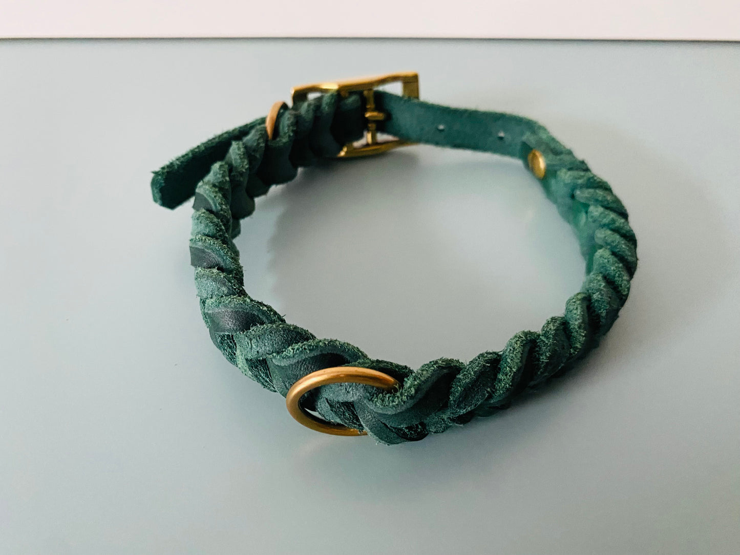 Halsband aus Leder geflochten in der Farbe Waldgrün mit Beschlägen in Gold