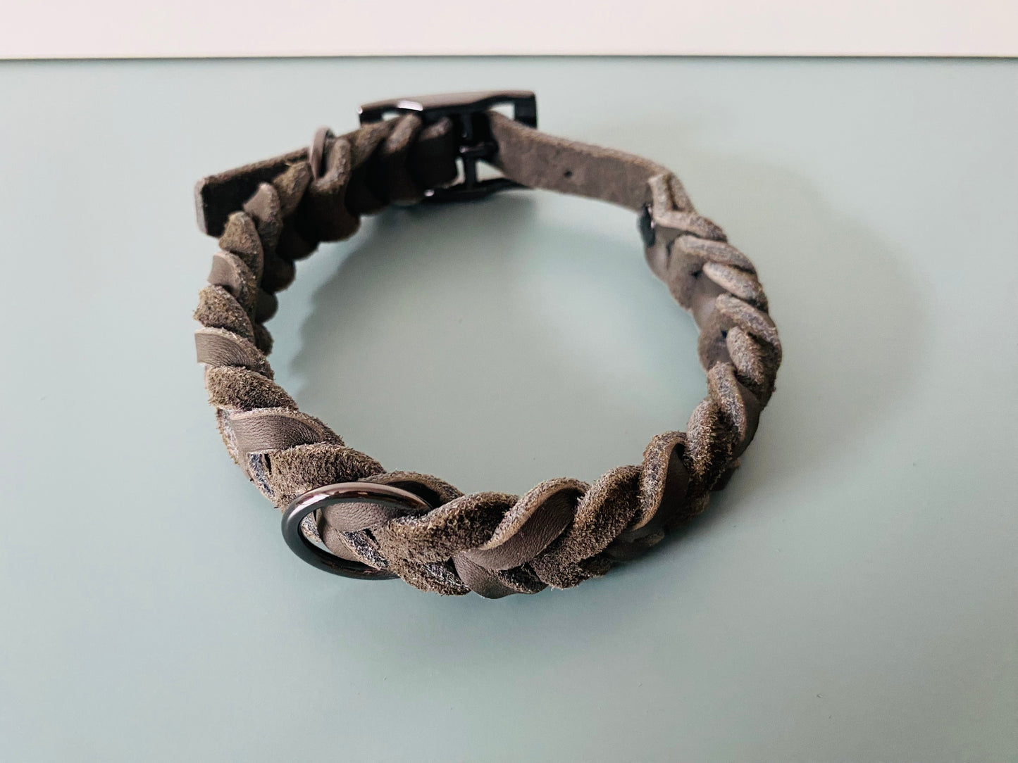 Halsband aus grauem Leder geflochten mit Verschluß und Ring in Anthrazit