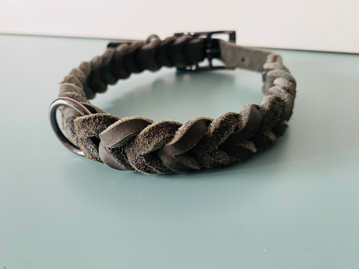 Halsband aus Leder geflochten in der Farbe grau mit Beschlägen in Anthrazit