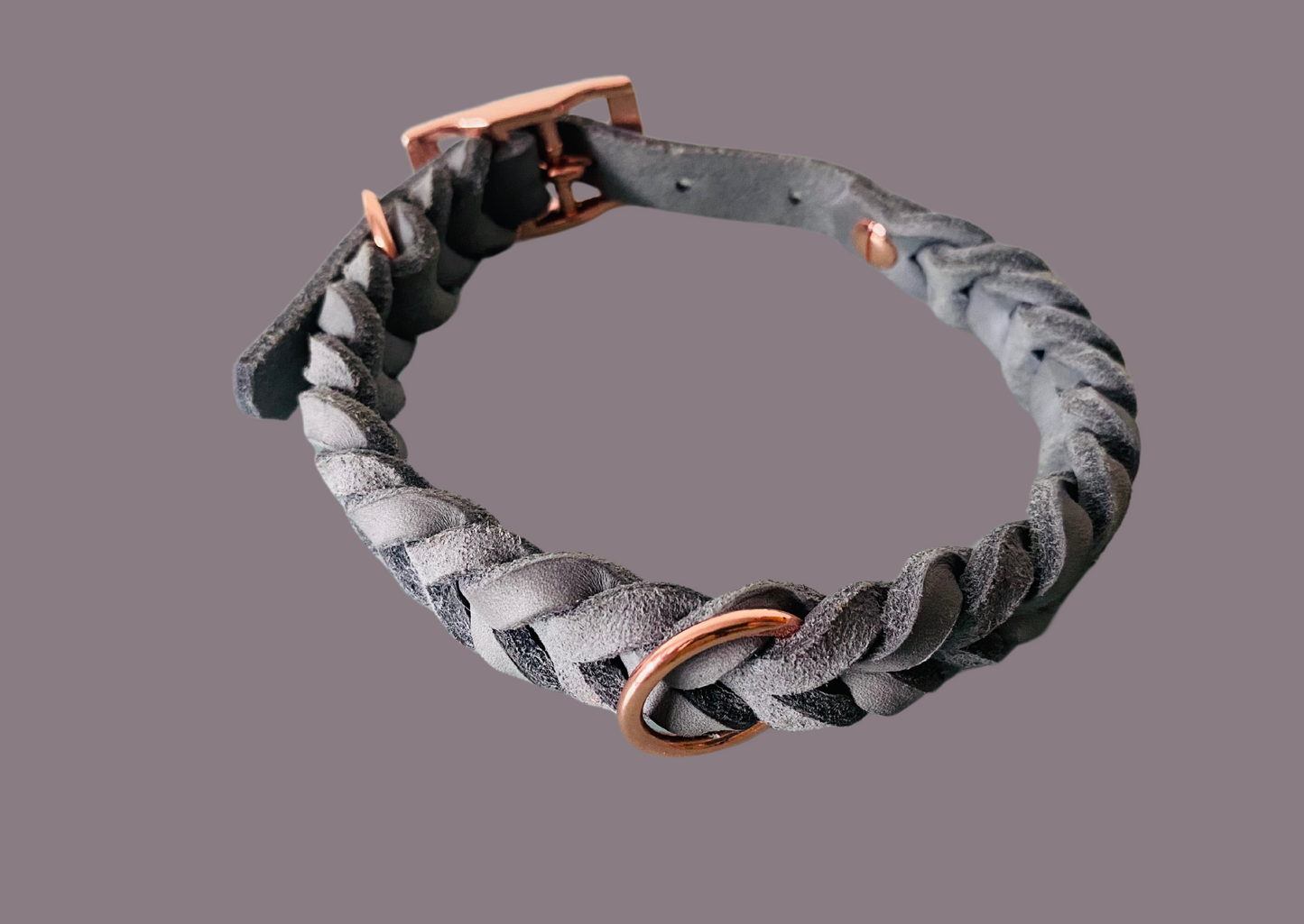 Halsband aus Leder geflochten in der Farbe grau mit Verschluß und Ring in Rosé