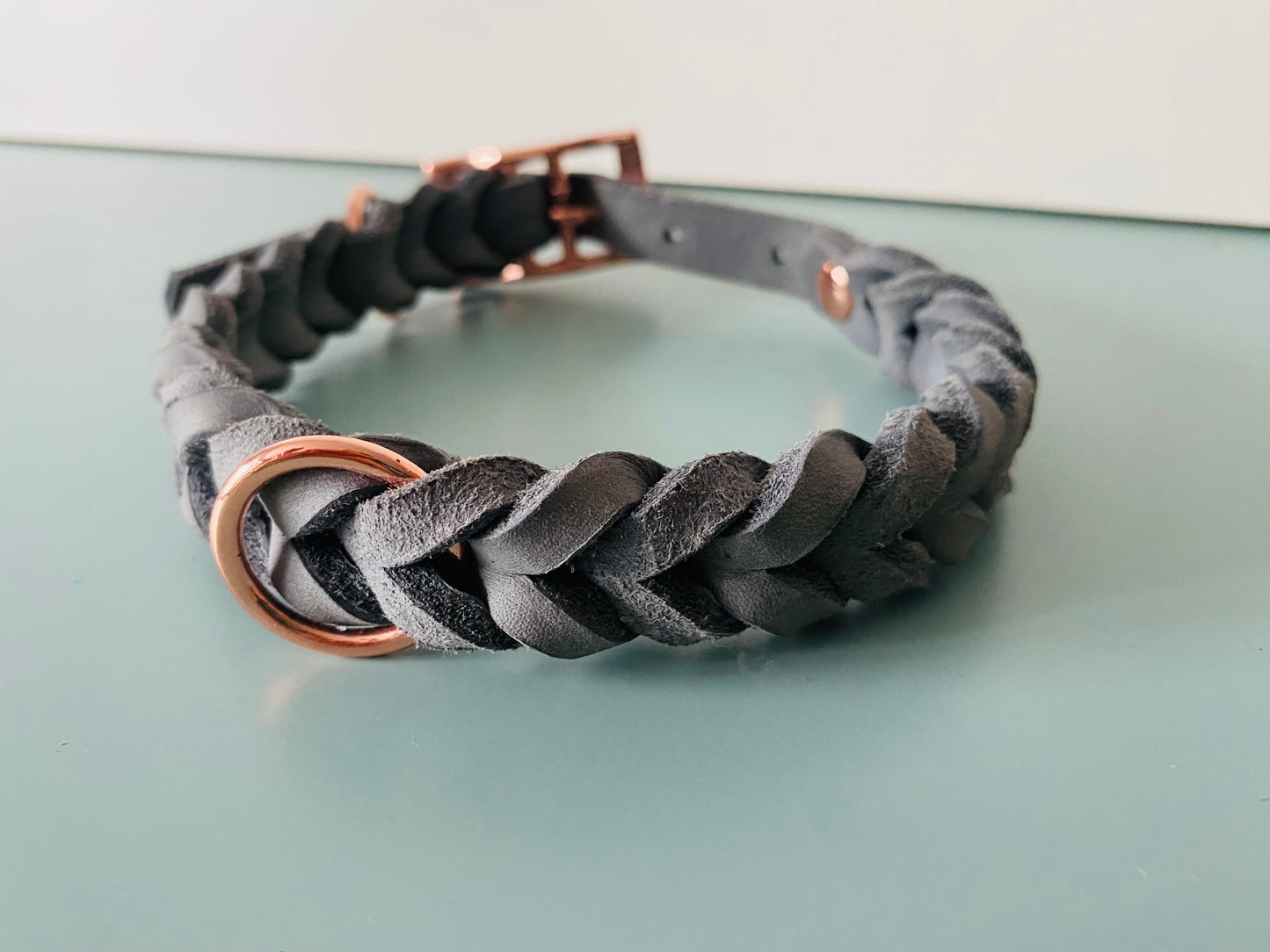 Halsband aus Leder geflochten in der Farbe grau mit Beschlägen in Rosé
