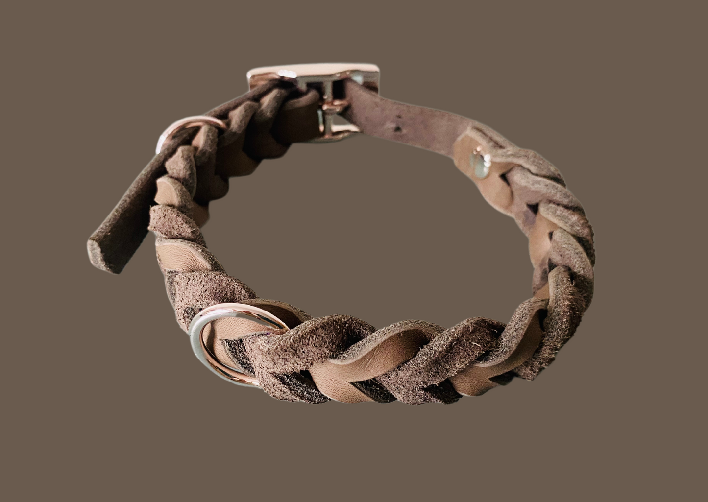 Halsband aus Leder geflochten in der Farbe Sand mit Verschluß und Ring in Silber