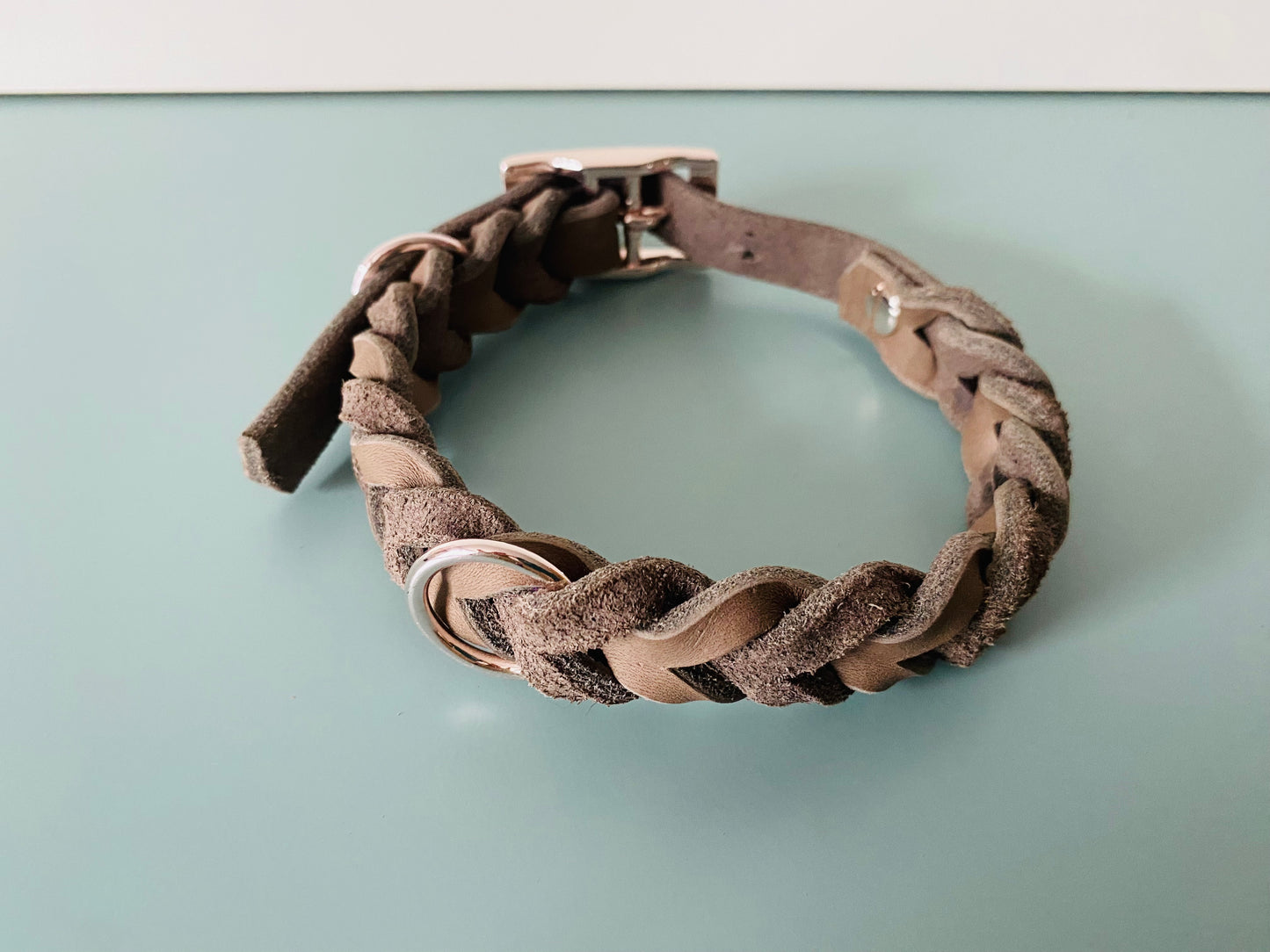Halsband aus Leder geflochten in der Farbe Sand mit Beschlägen in Silber