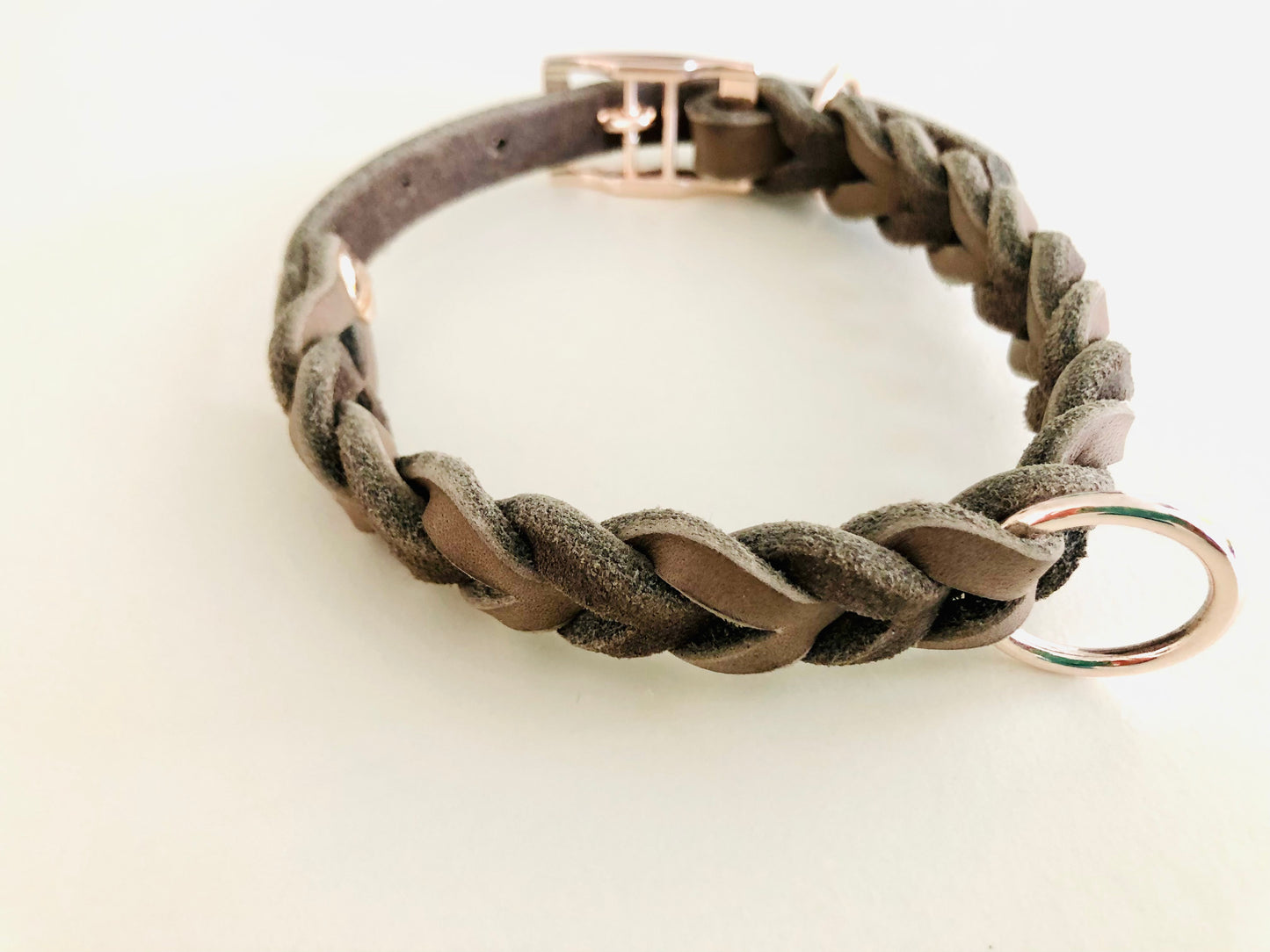 Halsband aus Fettleder geflochten in der Farbe Sand mit Verschluß und Ring in Silber