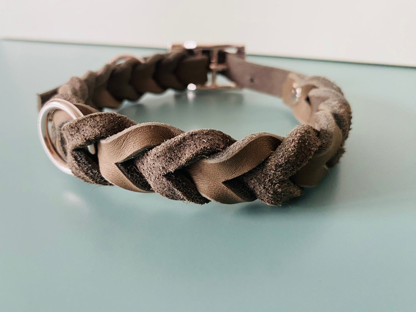 Nahaufnahme Halsband aus Leder geflochten in der Farbe Sand mit Verschluß und Ring in Silber