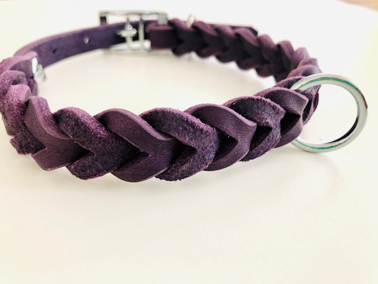 Hundhalsband aus Leder in lial und Silber in der Detailansicht.