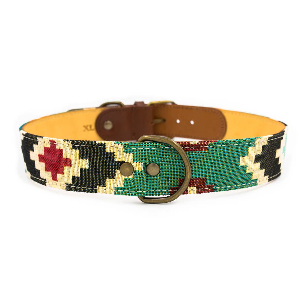 Hundehalsband mit bunte Stoff überzogen, der ein Muster aufweist.