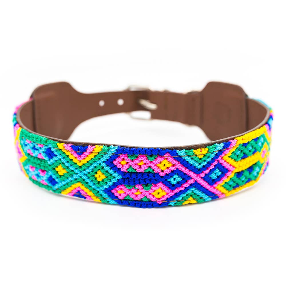 Halsband mit bunten Stickereien und braunem Leder