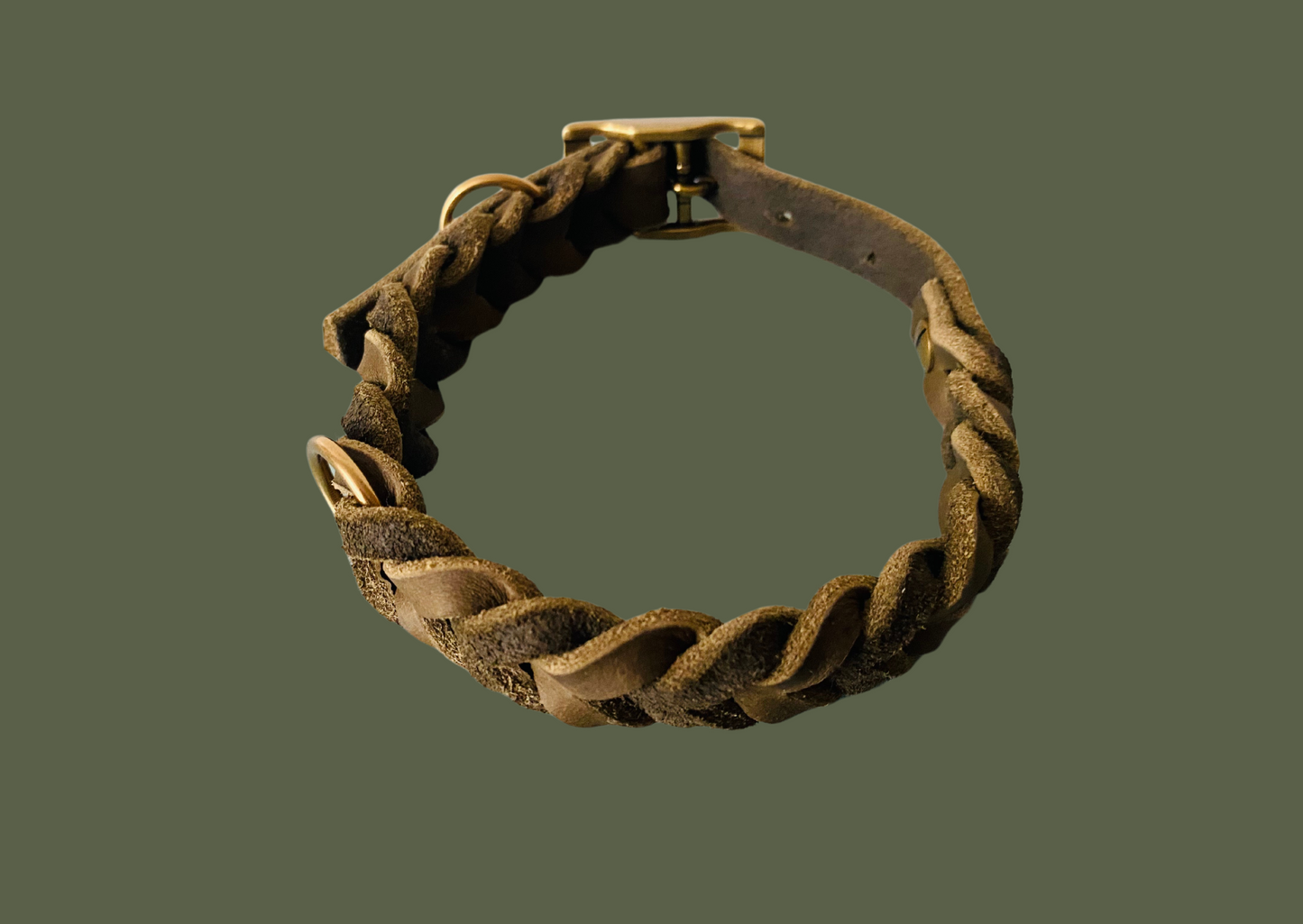 Halsband in Olive aus Leder geflochten mit goldenen Beschlägen