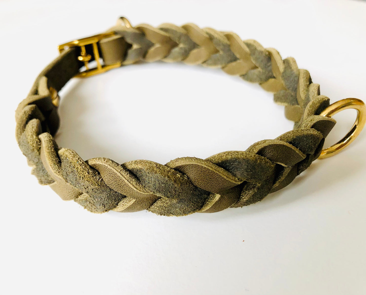 Halsband in olivfarben aus Leder geflochten mit goldenen Beschlägen