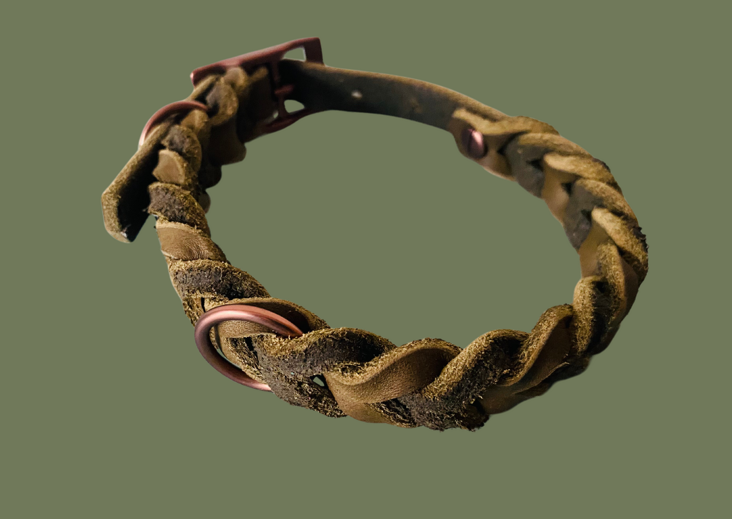 Halsband in Olive aus Leder geflochten mit schokofarbenen Beschlägen