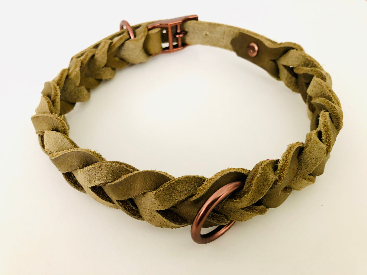 Halsband in Olive aus Leder geflochten mit Beschlägen in schoko matt