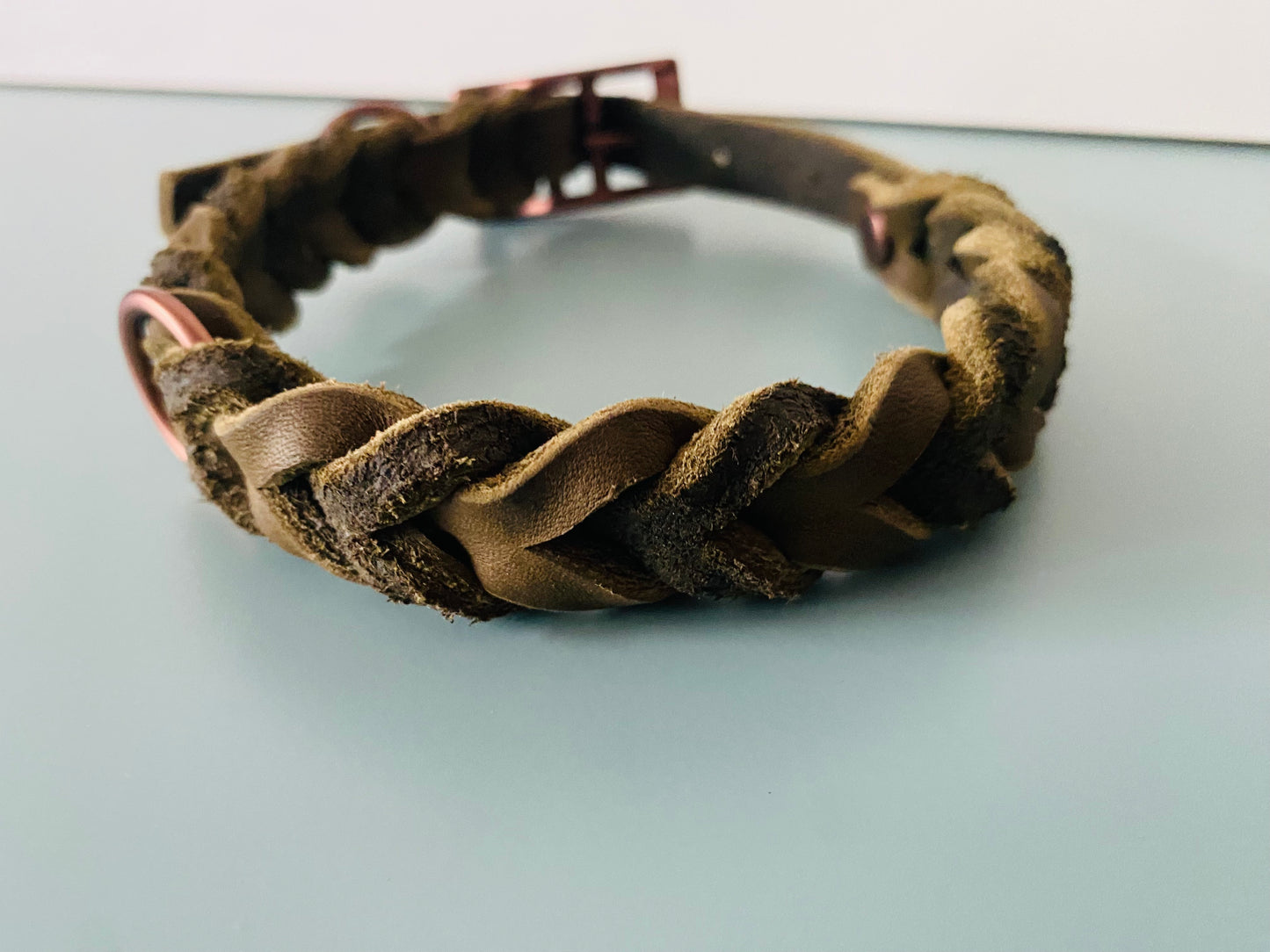 Halsband in Olive aus Leder geflochten mit schokofarbenen Beschlägen