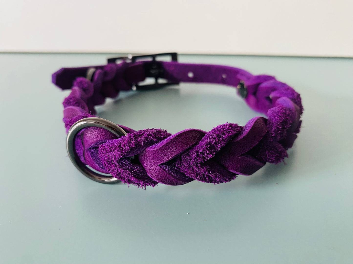 Halsband in Lila aus Leder geflochten mit Beschlägen in Anthrazit