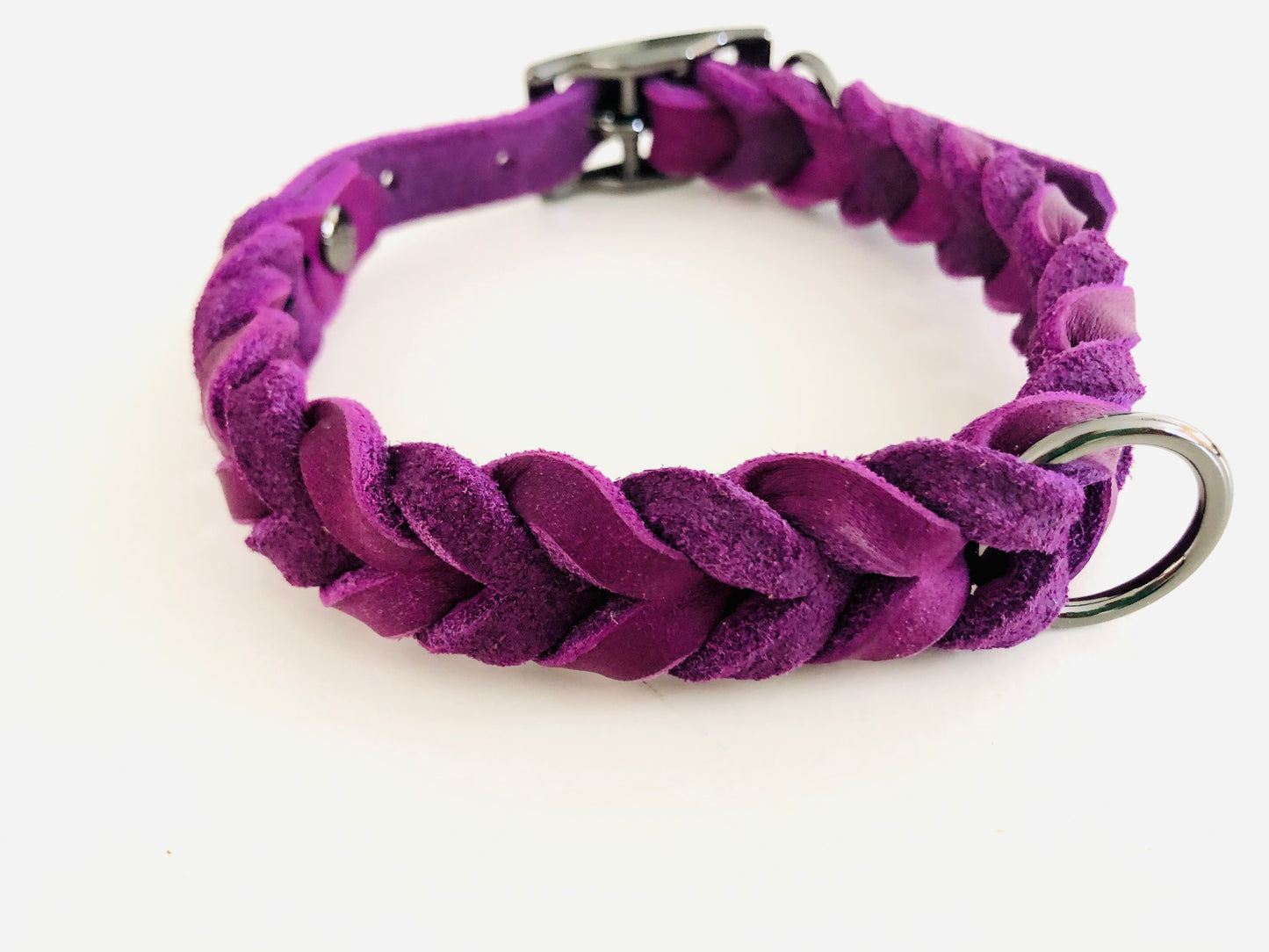 Halsband in Lila aus Fettleder geflochten mit Verschluß und Ring in Anthrazit