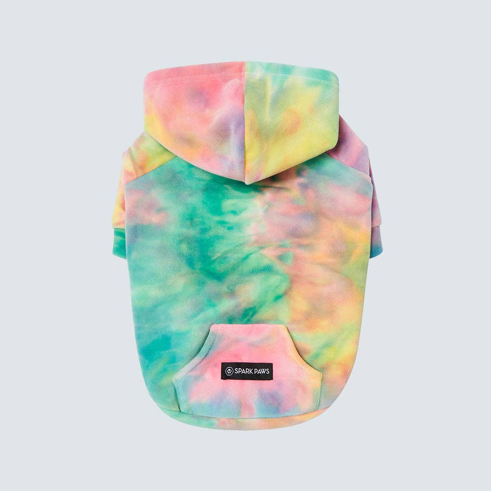 Hundepullover mit Kapuze und Bauchtasche. Der Hoodie hat ein Batikmuster in den Farben gelb, grün, rosa und lila.