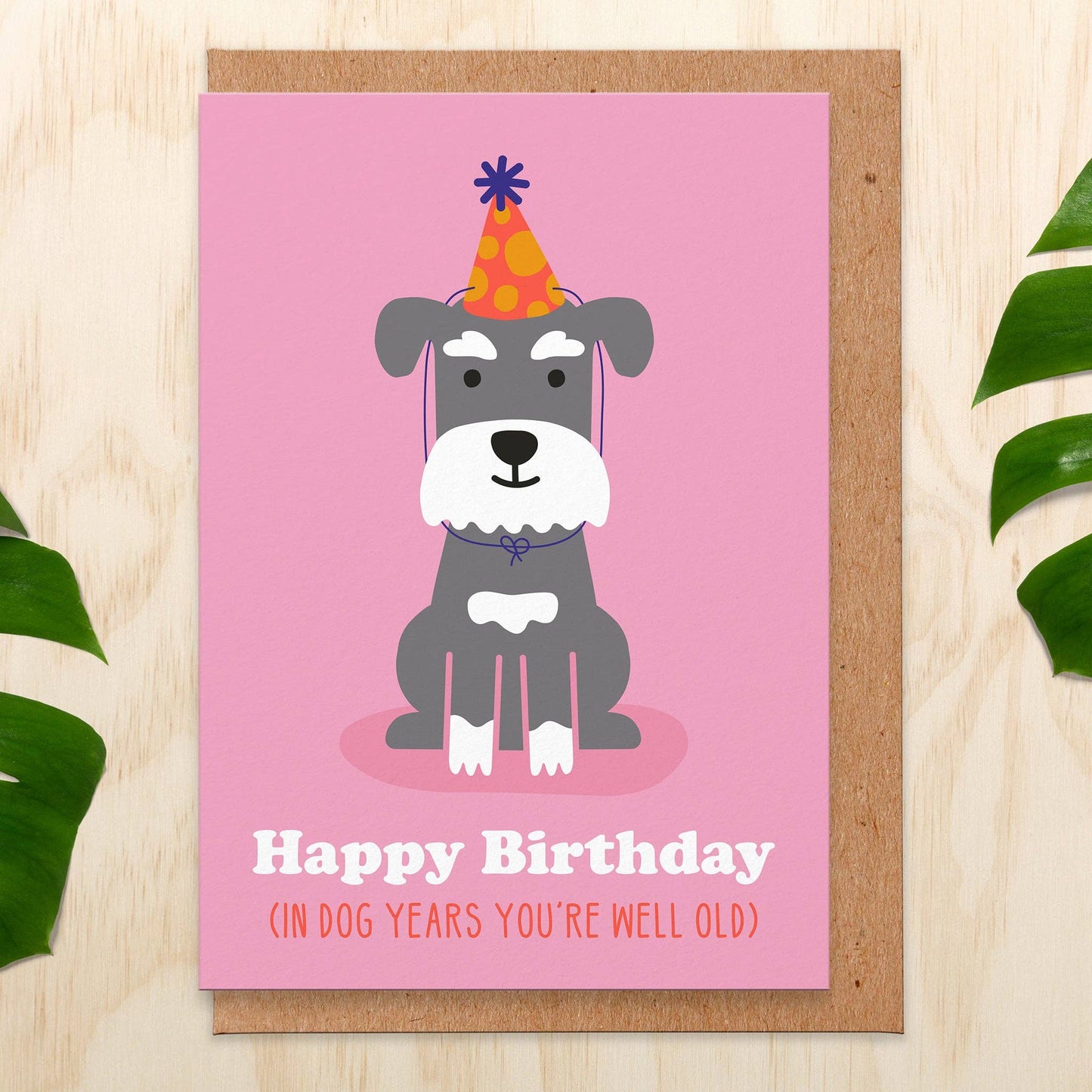 Geburtstagskarte mit Umschlag. Auf der Vorderseite ist ein grauer Hund , der Happy Birthday wünscht.
