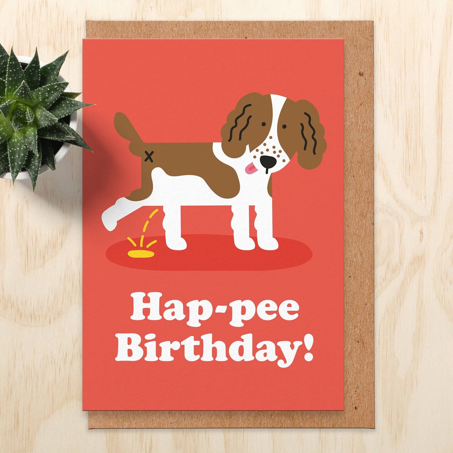Geburtstagskarte mit Umschlag. Vorne ist ein gezeichneter Hund zu sehen, der das Bein hebt. Die Aufschrift sagt "Hap-pee Birthday!"